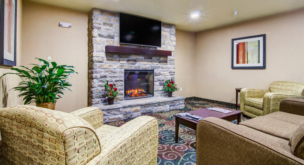 Castle Rock Inn & Suites - Quinter Bagian luar foto