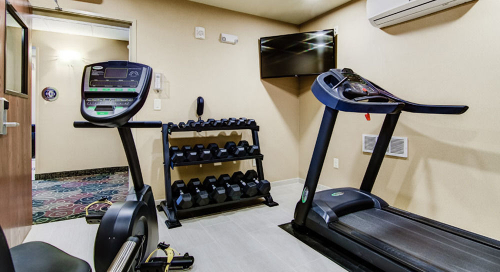 Castle Rock Inn & Suites - Quinter Bagian luar foto