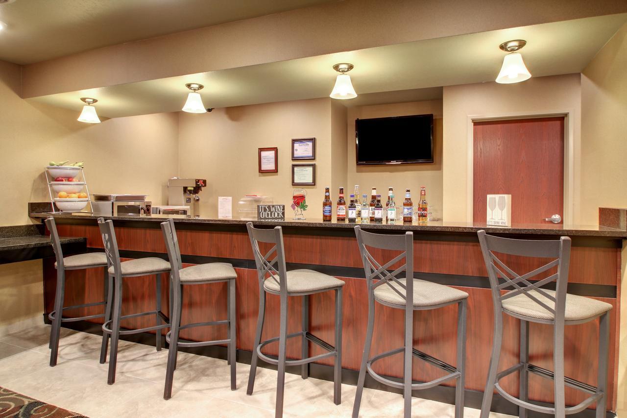 Castle Rock Inn & Suites - Quinter Bagian luar foto