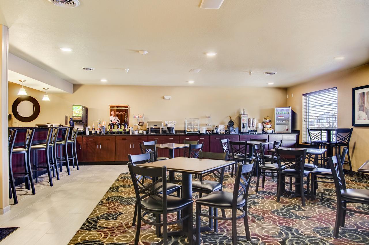 Castle Rock Inn & Suites - Quinter Bagian luar foto