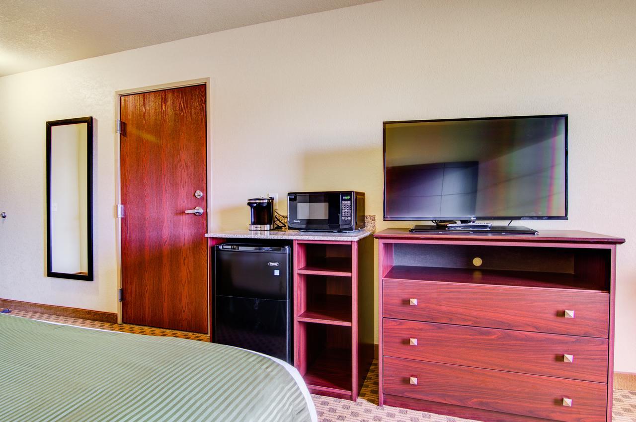 Castle Rock Inn & Suites - Quinter Bagian luar foto