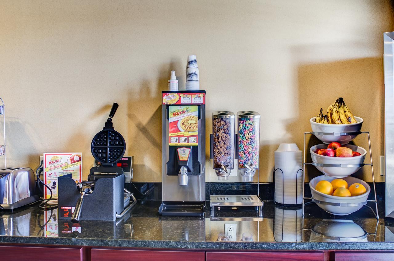 Castle Rock Inn & Suites - Quinter Bagian luar foto