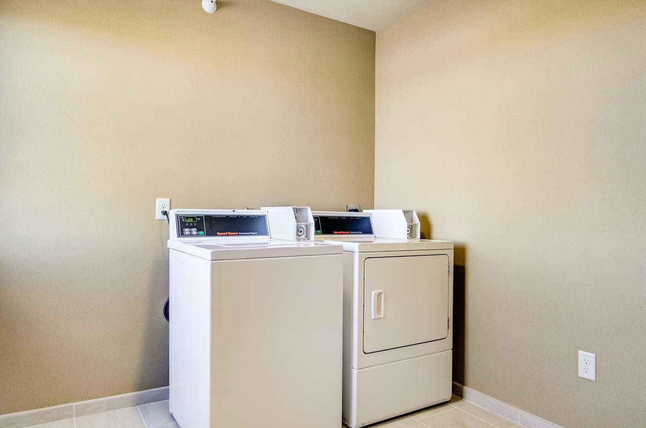 Castle Rock Inn & Suites - Quinter Bagian luar foto