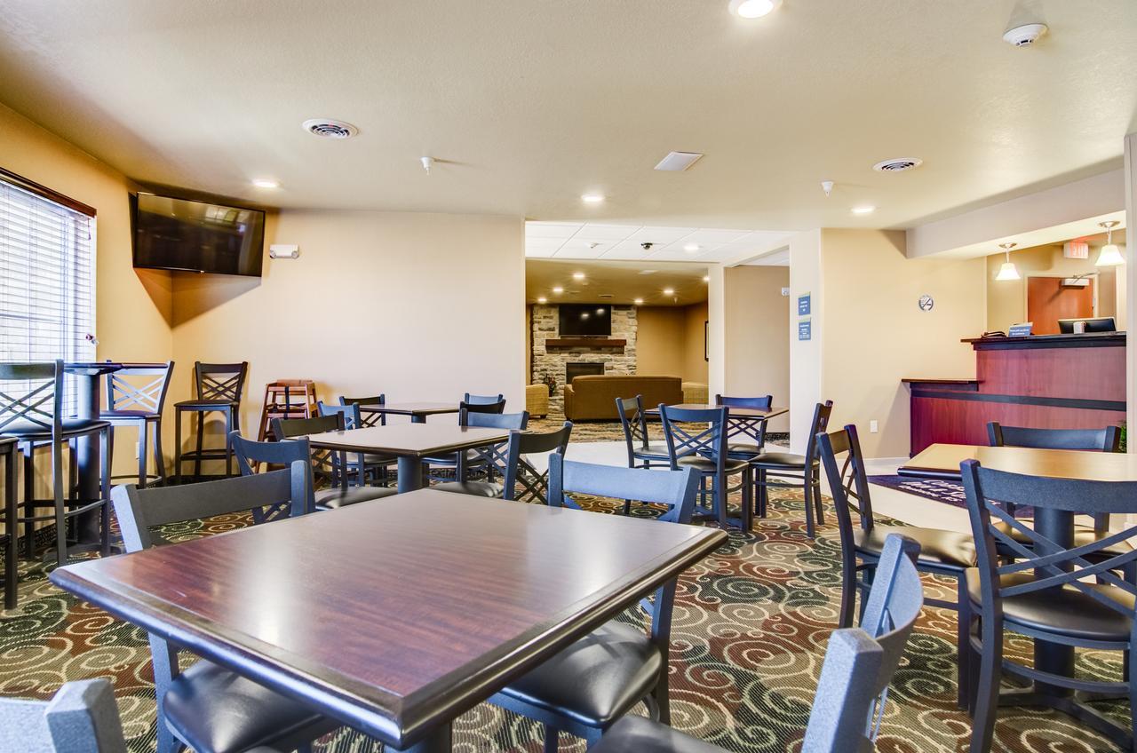 Castle Rock Inn & Suites - Quinter Bagian luar foto