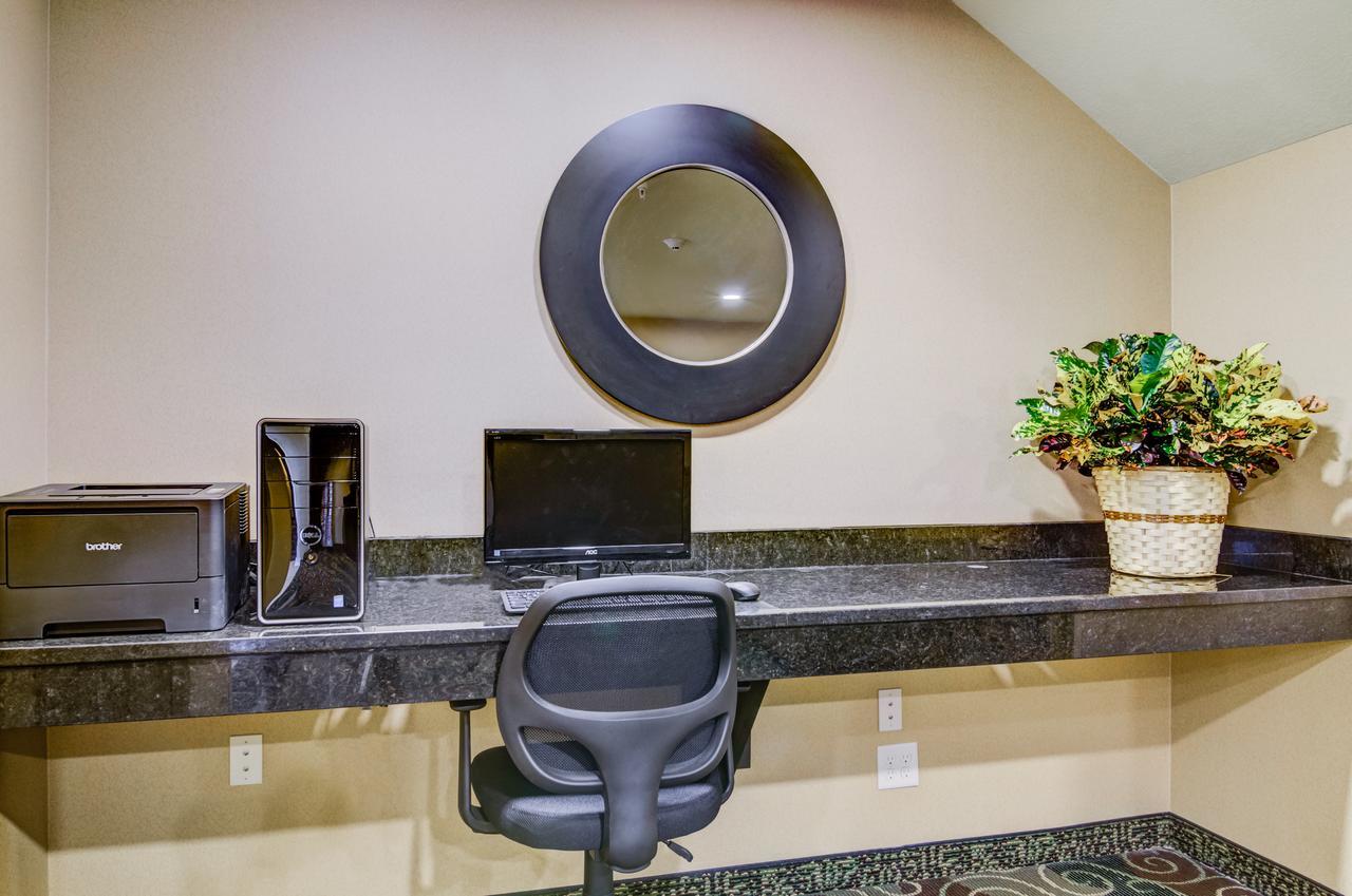 Castle Rock Inn & Suites - Quinter Bagian luar foto