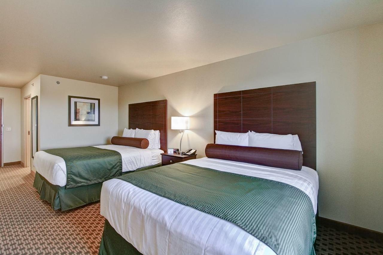 Castle Rock Inn & Suites - Quinter Bagian luar foto