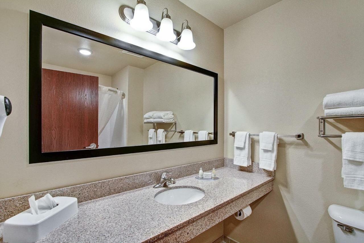 Castle Rock Inn & Suites - Quinter Bagian luar foto