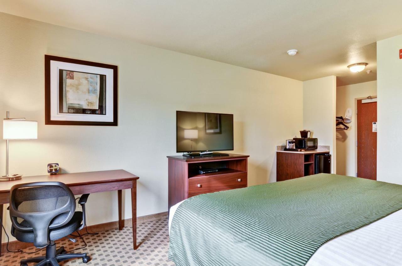 Castle Rock Inn & Suites - Quinter Bagian luar foto