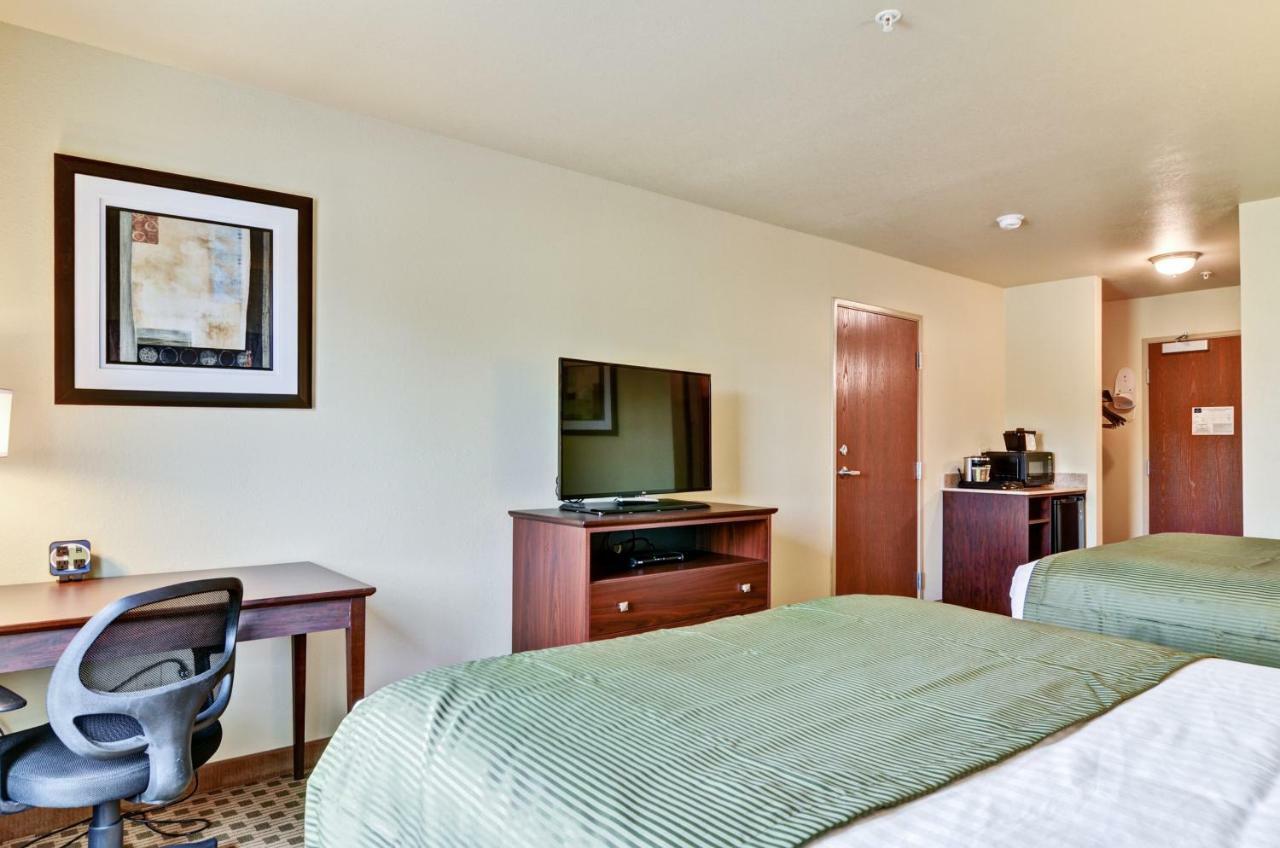 Castle Rock Inn & Suites - Quinter Bagian luar foto