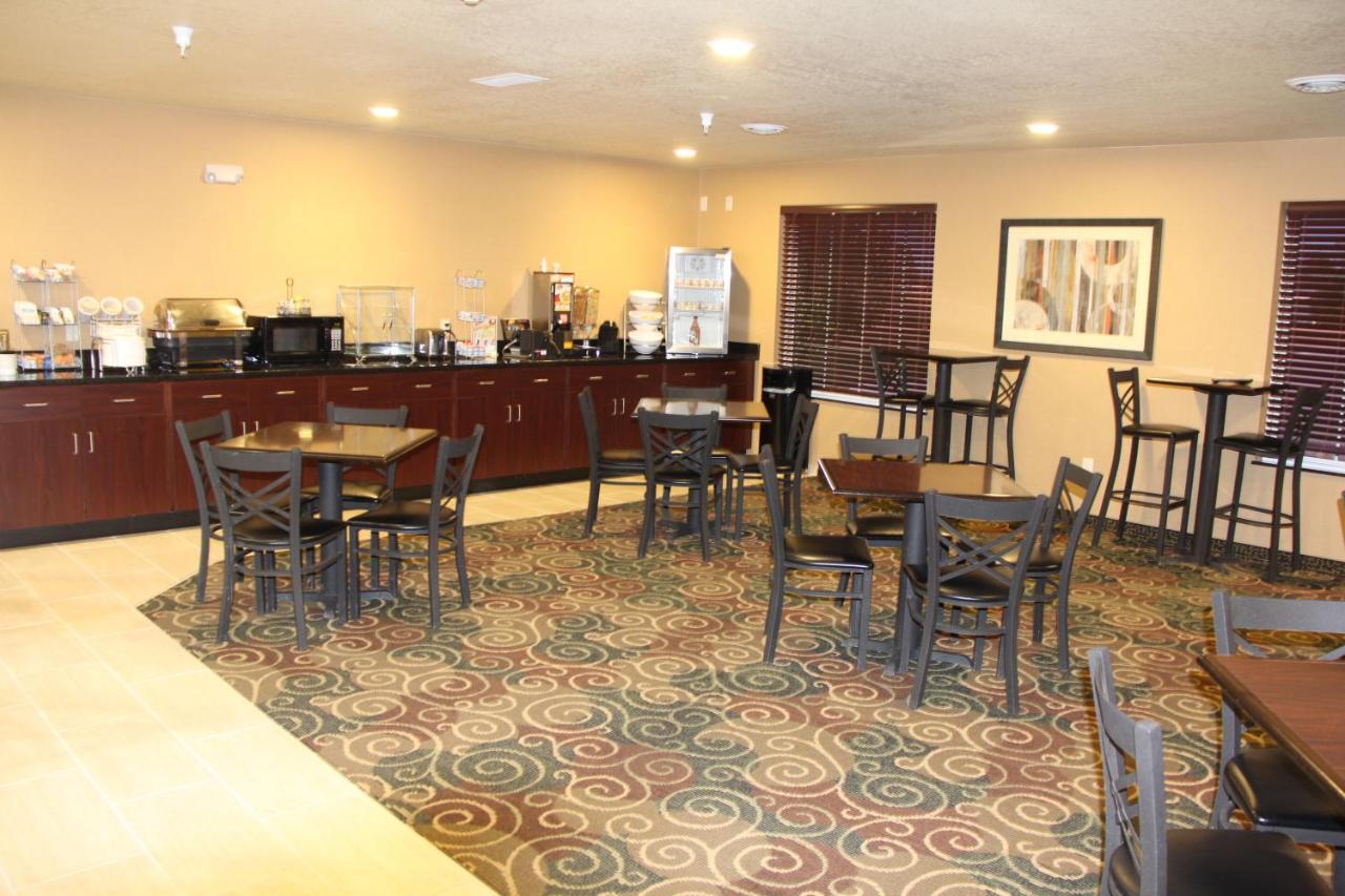 Castle Rock Inn & Suites - Quinter Bagian luar foto