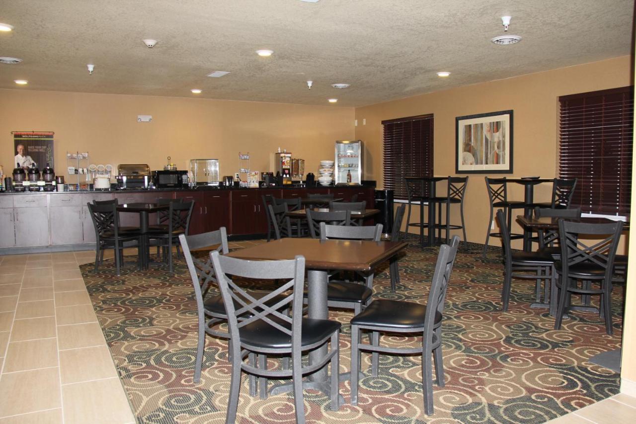 Castle Rock Inn & Suites - Quinter Bagian luar foto
