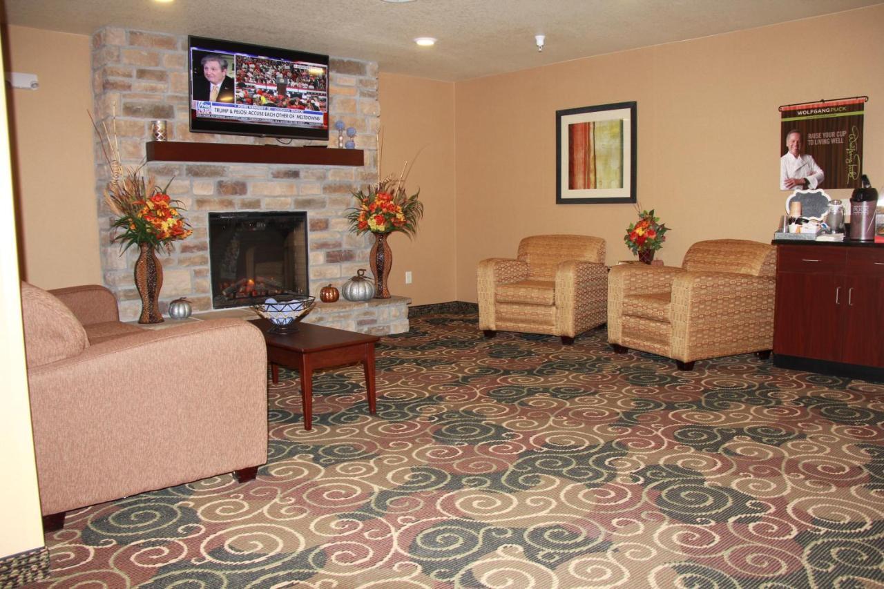 Castle Rock Inn & Suites - Quinter Bagian luar foto