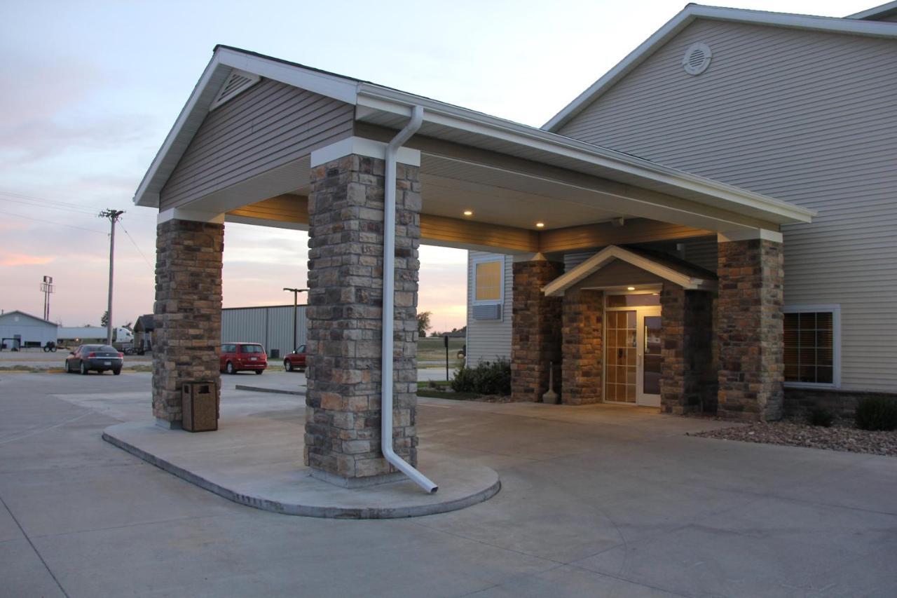 Castle Rock Inn & Suites - Quinter Bagian luar foto